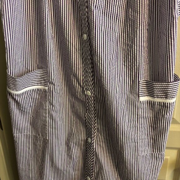 Easy Essentials Women's M Seersucker Lilac/White Snap Front Robe/Housedress 41" - Picture 7 of 7